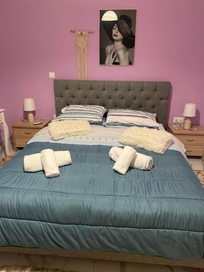 Home Nadia Corinth Luaran gambar